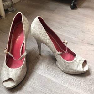 Pour La Victoire ivory/light gray snakeskin pumps